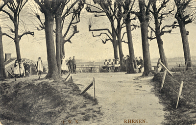 13354 Gezicht op de Cuneraheuvel aan de Cuneralaan te Rhenen, met de Cunerabank met een aantal kinderen.